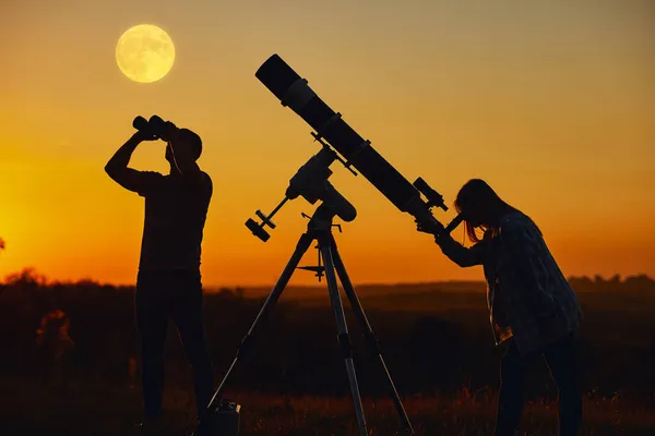 Pareja Estrellas Mirando Junto Con Telescopio Astronómico Mirando Planetas Estrellas —  Fotos de Stock