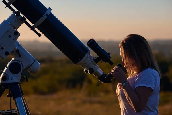 Силует Жінки Астрономічний Телескоп Сільська Місцевість — стокове фото