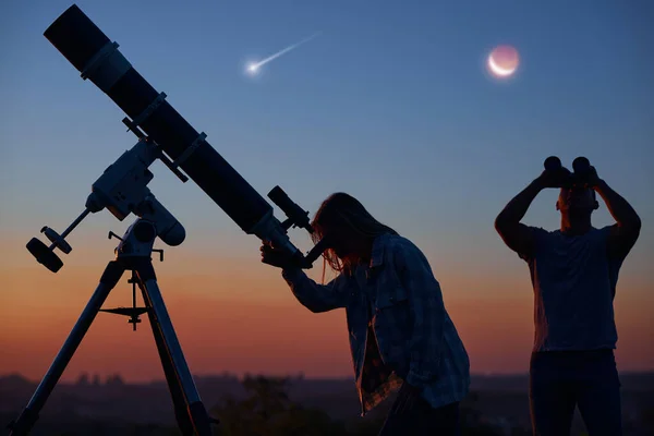 Cuplu Stargazing Împreună Telescop Astronomic Uitându Planete Stele Eclipsă Lunară — Fotografie, imagine de stoc