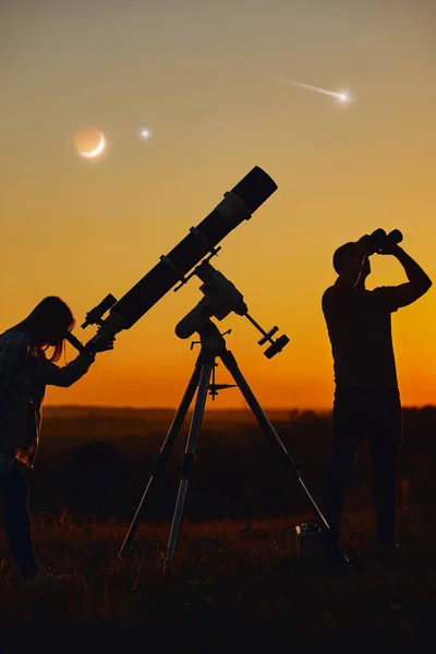 Accoppiamento Stelle Con Telescopio Astronomico Guardando Pianeti Stelle Eclissi Lunare — Foto Stock