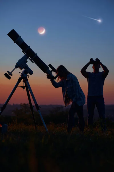 Paar Starrt Zusammen Mit Einem Astronomischen Teleskop Auf Planeten Sterne — Stockfoto