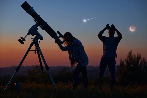 Paar Starrt Zusammen Mit Einem Astronomischen Teleskop Auf Planeten Sterne — Stockfoto
