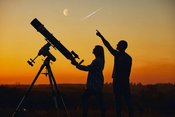 流星群を見ながら 天体望遠鏡と一緒に眺めるカップル — ストック写真