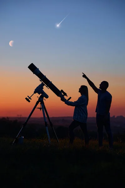 Пара Звёзд Смотрящая Вместе Астрономическим Телескопом Планеты Звезды Лунное Затмение — стоковое фото
