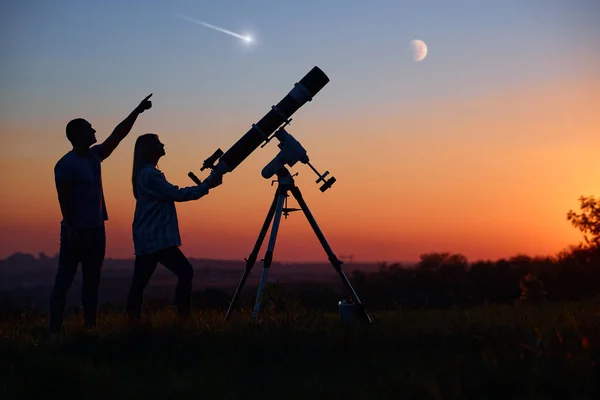 Çift Astronomik Bir Teleskopla Yıldızlara Gezegenlere Tutulmasına Meteor Yağmuruna Bakıyor — Stok fotoğraf