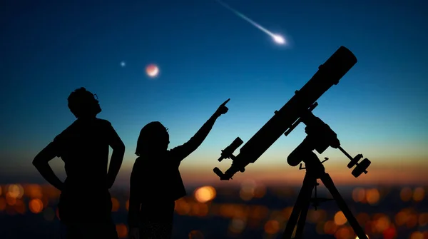 Silhuetter Far Dotter Och Astronomiskt Teleskop Stjärnhimmel — Stockfoto