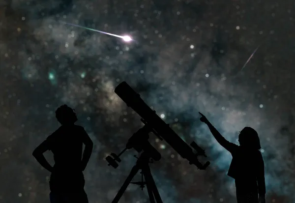 Силуэты Отца Дочери Астрономического Телескопа Звездным Небом — стоковое фото