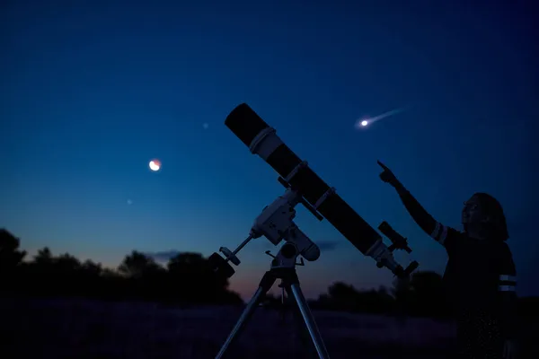 Csillagászati Teleszkópos Lány Csillagnézéssel Csillagos Alatt — Stock Fotó