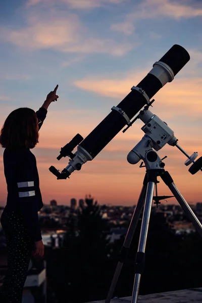 Menina Com Telescópio Astronômico Olhando Sob Céu Crepúsculo — Fotografia de Stock