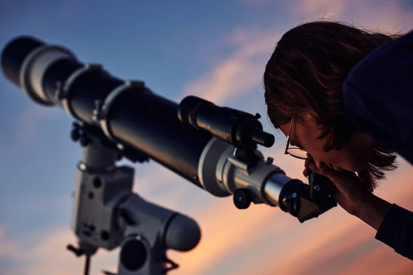 Astronomik Teleskopu Olan Bir Kız Alacakaranlık Gökyüzü Altında Yıldızlara Bakıyor — Stok fotoğraf