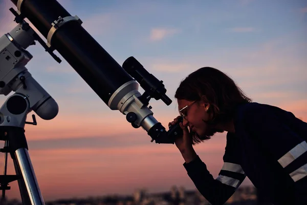 Mädchen Mit Astronomischem Teleskop Starrt Unter Dämmerhimmel — Stockfoto
