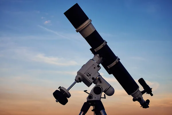 Большой Астрономический Телескоп Сумеречным Небом Готовый Звездному Глазу — стоковое фото