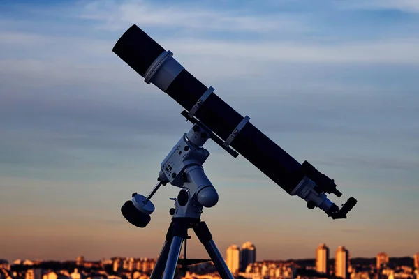 Grande Telescópio Astronômico Sob Céu Crepúsculo Pronto Para Olhar Estelar — Fotografia de Stock