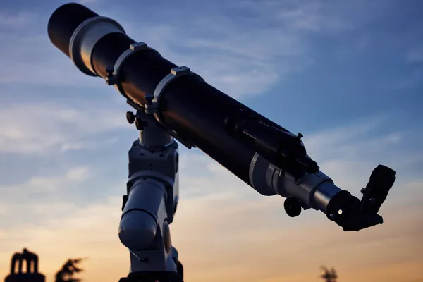 Gran Telescopio Astronómico Bajo Cielo Crepuscular Listo Para Observar Las —  Fotos de Stock