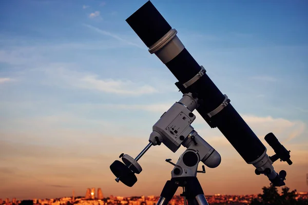 Alacakaranlık Gökyüzünün Altındaki Büyük Astronomik Teleskop Yıldızları Izlemeye Hazır — Stok fotoğraf
