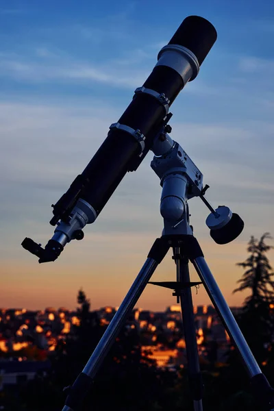 Gran Telescopio Astronómico Bajo Cielo Crepuscular Listo Para Observar Las —  Fotos de Stock