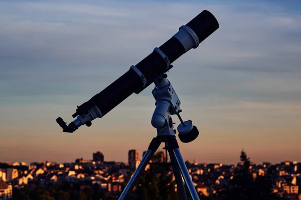 夕暮れ時の空の下で大きな天体望遠鏡を見る準備ができて — ストック写真