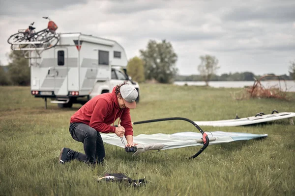 Rüzgâr Sörfçüsü Kampçı Doğadaki Bir Arabadan Bavulları Hazırlayıp Boşaltıyorlar — Stok fotoğraf