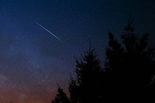 Večerní Obloha Meteory Padajícími Hvězdami Mléčnou Dráhou — Stock fotografie