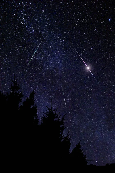 Večerní Obloha Meteory Padajícími Hvězdami Mléčnou Dráhou — Stock fotografie