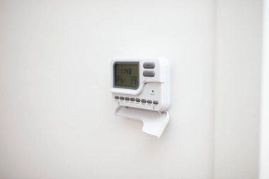 Avrupa 'da ortalama bir evde merkezi ısıtma dijital programcısı.