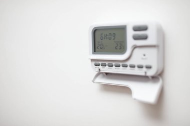 Avrupa 'da ortalama bir evde merkezi ısıtma dijital programcısı.