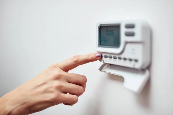 ヨーロッパなどの平均的な家庭用中央暖房デジタルプログラマー — ストック写真