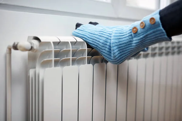 Vrouw Voeten Met Wollen Sokken Genieten Binnen Radiator — Stockfoto