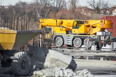 Kamu alanının yeniden inşası için açık havada ağır inşaat makineleri.