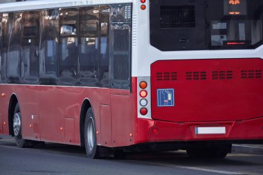 Kentsel çevrede toplu taşıma otobüsü.