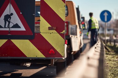 Halka açık yol çalışması ve kapanış tabelası.