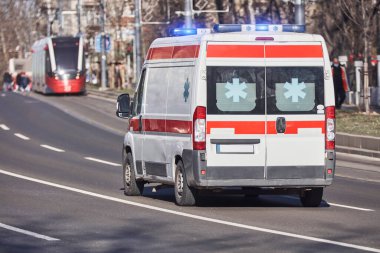 Paramedik 911 ambulans arabası büyük şehirde hızla ilerliyor..