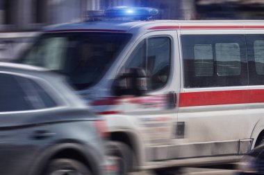 Paramedik 911 ambulans arabası büyük şehirde hızla ilerliyor..