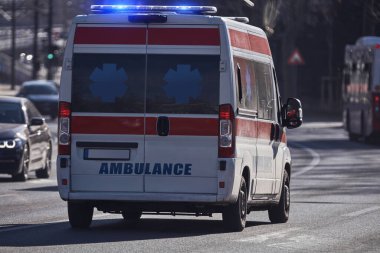 Paramedik 911 ambulans arabası büyük şehirde hızla ilerliyor..