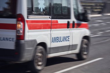 Paramedik 911 ambulans arabası büyük şehirde hızla ilerliyor..