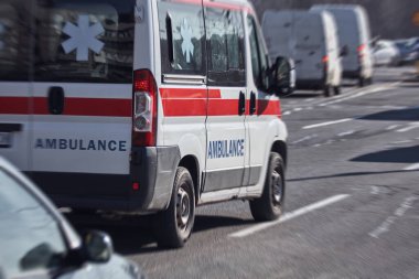 Paramedik 911 ambulans arabası büyük şehirde hızla ilerliyor..