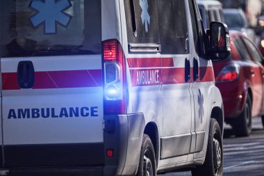 Paramedik 911 ambulans arabası büyük şehirde hızla ilerliyor..