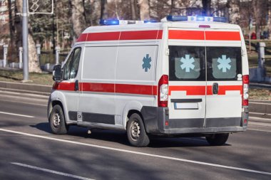 Paramedik 911 ambulans arabası büyük şehirde hızla ilerliyor..