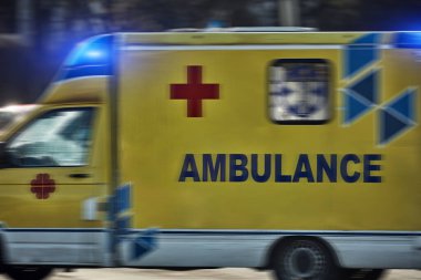 Paramedik 911 ambulans arabası büyük şehirde hızla ilerliyor..