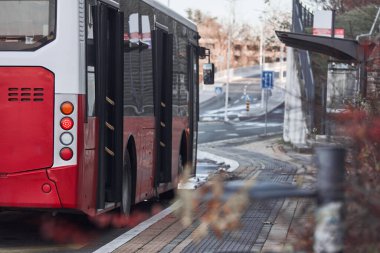 Kentsel çevrede toplu taşıma otobüsü.