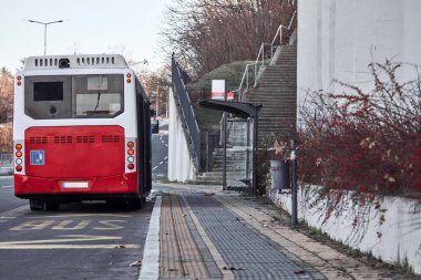 Kentsel çevrede toplu taşıma otobüsü.