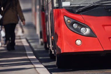 Kentsel çevrede toplu taşıma otobüsü.