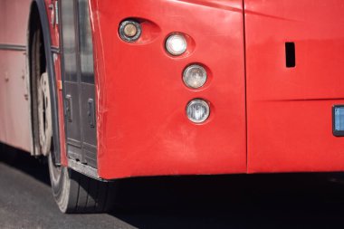 Kentsel çevrede toplu taşıma otobüsü.