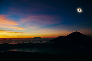 Renkli bir gökyüzünde güneş tutulması.