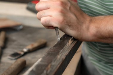 Mobilya montajı yapan ve tamir eden adam - hobi garajı konsepti.