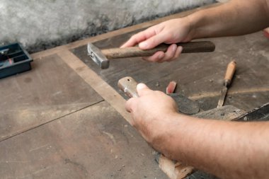 Mobilya montajı yapan ve tamir eden adam - hobi garajı konsepti.