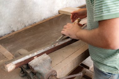 Mobilya montajı yapan ve tamir eden adam - hobi garajı konsepti.