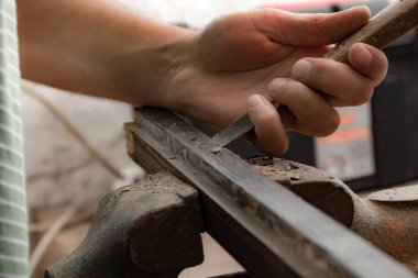 Mobilya montajı yapan ve tamir eden adam - hobi garajı konsepti.