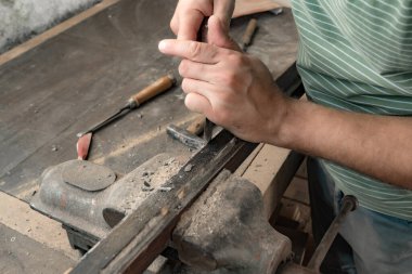 Mobilya montajı yapan ve tamir eden adam - hobi garajı konsepti.