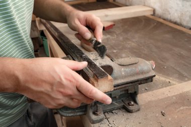 Mobilya montajı yapan ve tamir eden adam - hobi garajı konsepti.